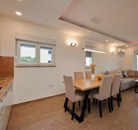 Apartment Okrug Gornji Matteo 1